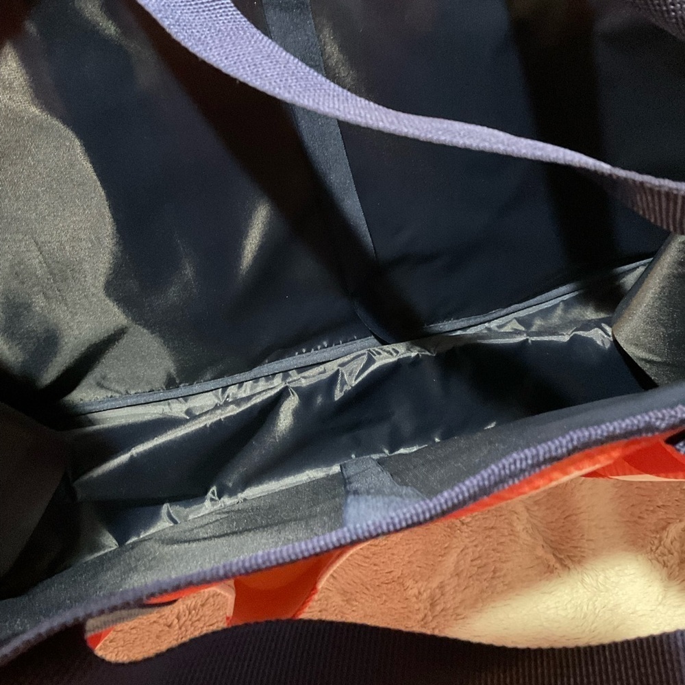 Crown & Ivy Beach Tote - Picture 4 of 7